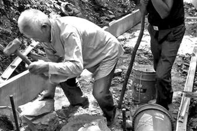 石料从15公里外的河岸上搬捡 76岁老人重修古道