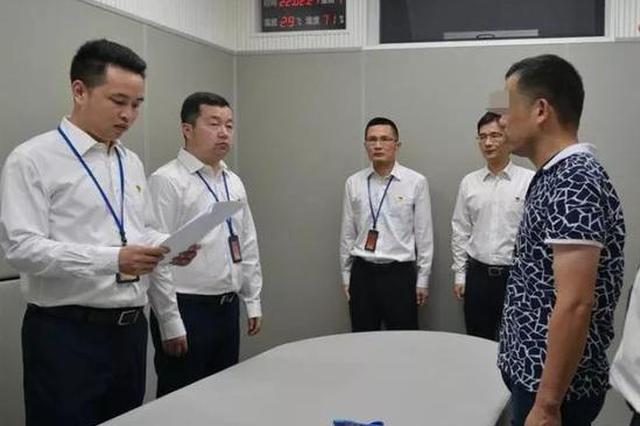 他携十余万公款外逃20年 父亲寻子未果已出家