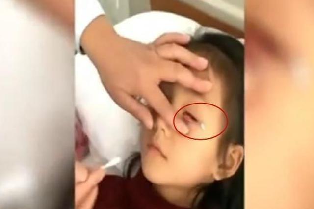 7岁女孩眼睛被塞纸片 岂能把校园欺凌当“玩闹”