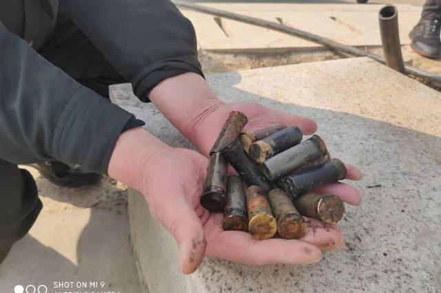 村民池塘淤泥里挖出奇怪东西 仔细一看竟是联排子弹