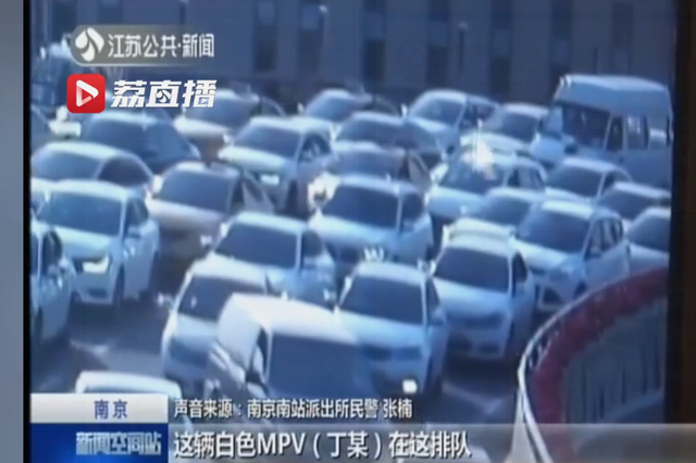 开斗气车害人害己！排队被加塞两司机大打出手