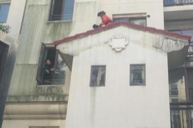 危险！忘带钥匙 女孩爬楼回家被困外墙