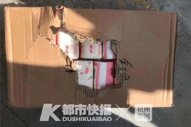 男子开着奥迪偷纸巾发给工人：嫌去超市买太远