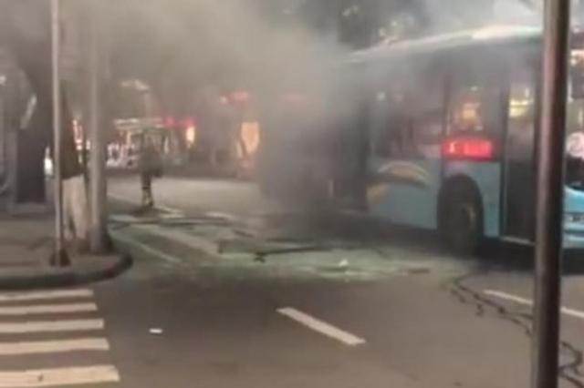 男子炸公交车致20余乘客受伤 被判死缓并限制减刑