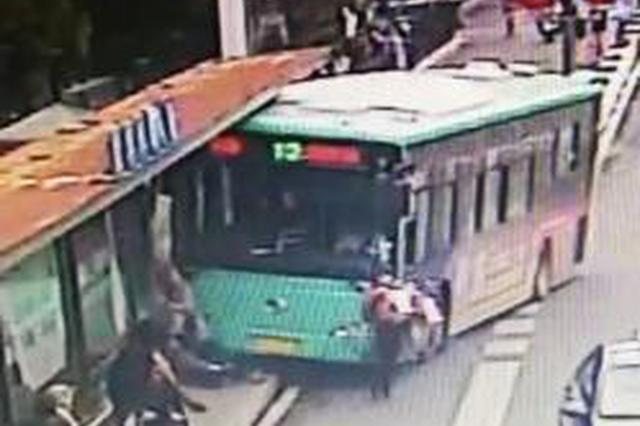 盐城一公交车冲进站台撞伤2人 现场群众合力救人