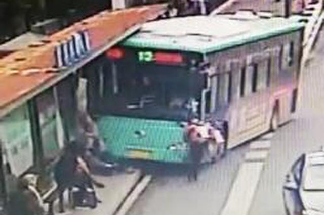 盐城一公交车撞伤两名站台候车乘客 乘客无生命危险