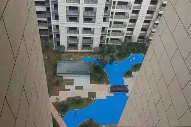 小区"人工湖"是塑胶做的?开发商:未说过建真湖