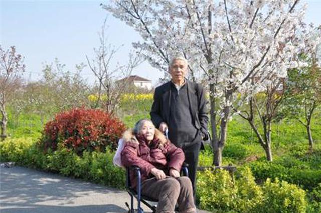 可敬！八旬老教授爱化学50多年痴心不改 将病妻宠成宝