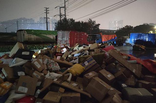 百世快递南京一站点千余包裹堆放工地泡水：被罚款七千