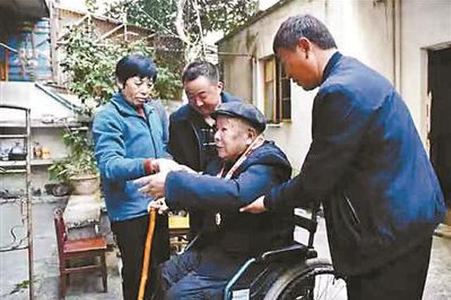 99岁老兵坚持捐资 为家乡捐15万家里却没一件像样家具