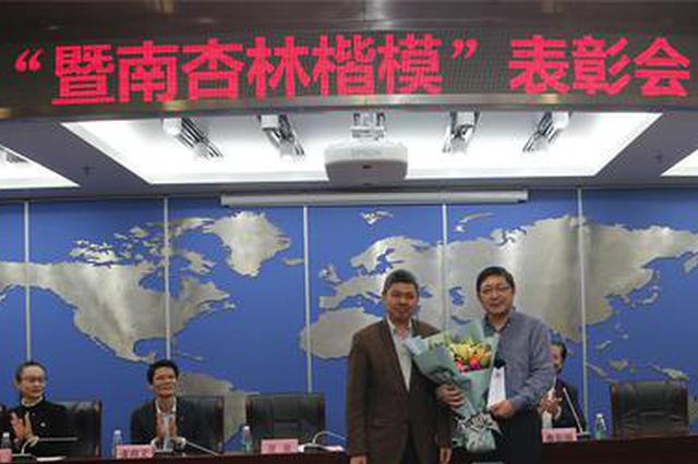 吸尿救人医生张红受表彰 获奖感言:太太不敢亲我了