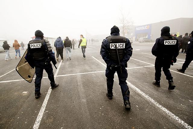 法国大规模罢工首日：火车站空荡荡 许多人骑车上班