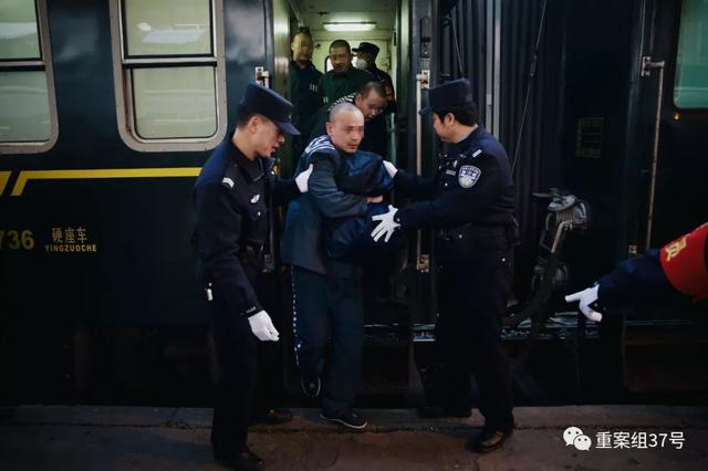 跨越千里的犯人押运：一个眼神对视 都充满较量