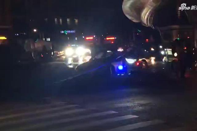 突发！厦门一路口塌陷车辆掉入 有地铁水管爆裂