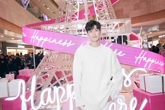 张翰帅气现身南京 兰蔻“小巴黎”圣诞亮灯