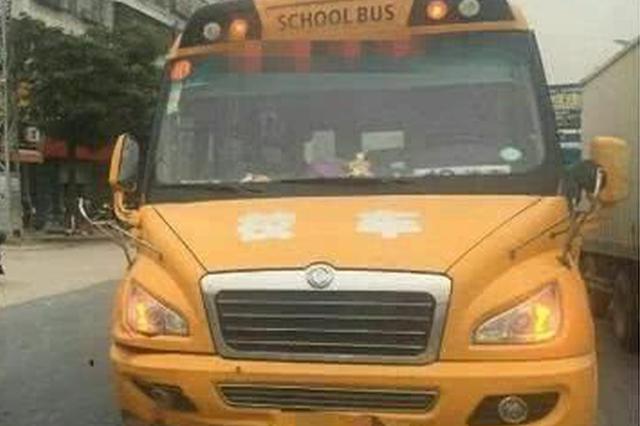 7座黑校车塞进14名幼儿 家长笑呵呵回应：便宜嘛