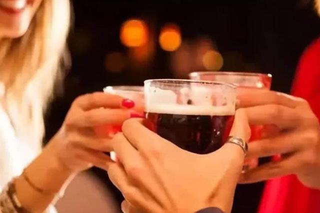 斯坦福大学最新研究：喝酒上脸的饮酒者或更易患阿尔茨海默病