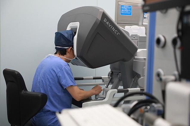 机器人们在上海的医院里做手术、消毒、导诊、送药……