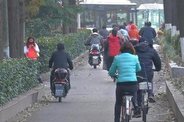 上下班途中滑倒摔伤算工伤吗？上班族：算！人社部：不算