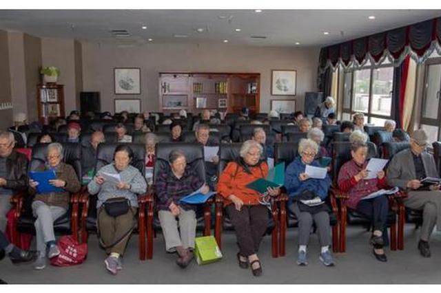 有些地方凌晨0点排队报名 老年学校一位难求如何破解