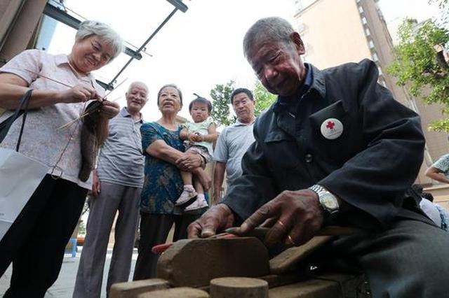 这名普通的中国磨刀老人 成了海外网友的“偶像”