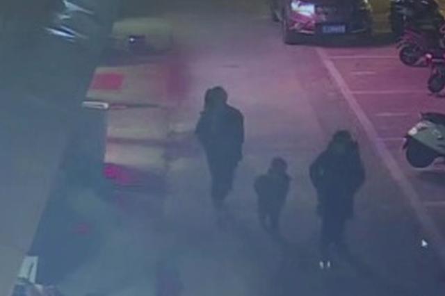 两学生路边“捡”到3岁女童 教科书式操作获民警点赞