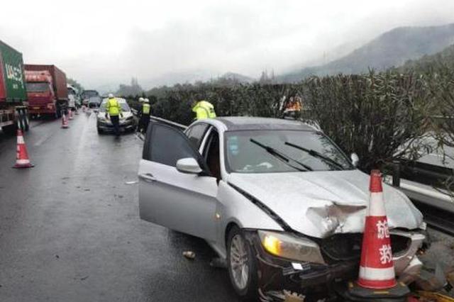 19岁男生无证驾驶上高速 追尾后不报警电召父母来私了