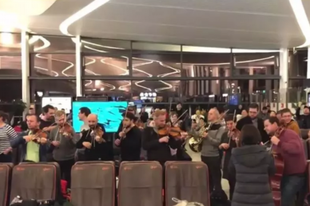 刷屏！盐城机场突然上演“新年音乐会” 大雪也“暖”了……