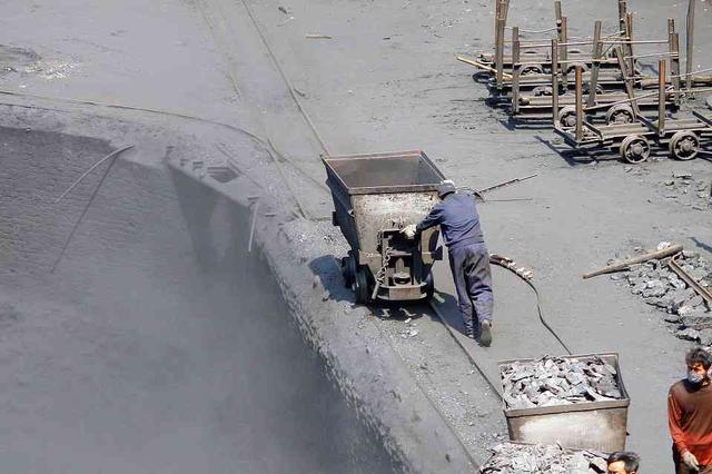 人社部：一线普通工人面临短缺，就业结构性矛盾更加凸显