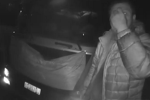 高速隧道内 货车司机撒开方向盘与副驾驶扭打酿车祸