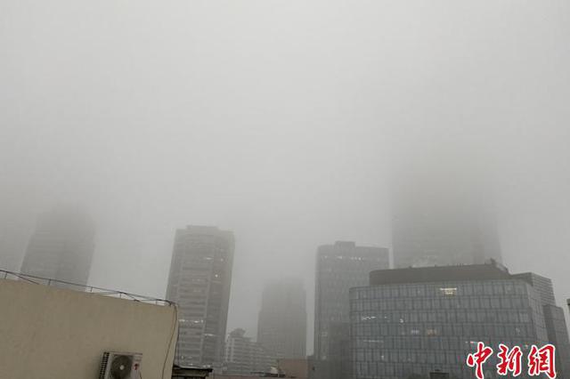 江苏多地遭新年首轮“霾伏” 城市高楼“隐身”