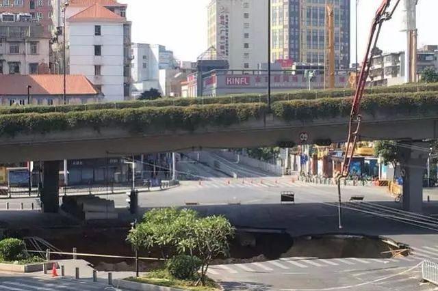 广州地陷事故找到首名失联人员 事发时驾驶电瓶车经过