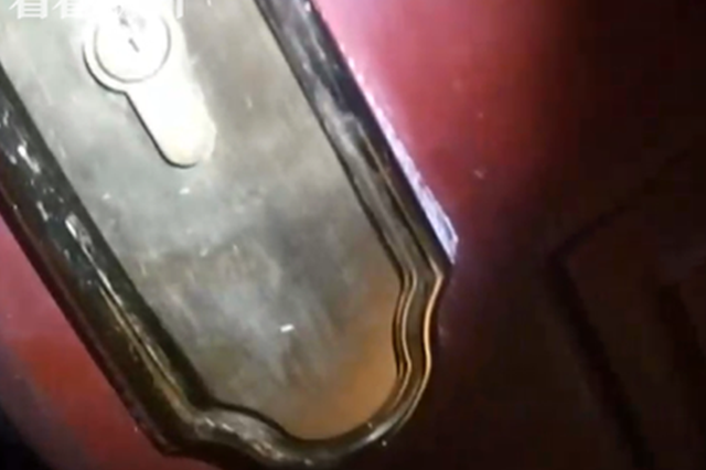 凌晨2点多锁匠帮人开门 开到一半竟吓得立刻报警