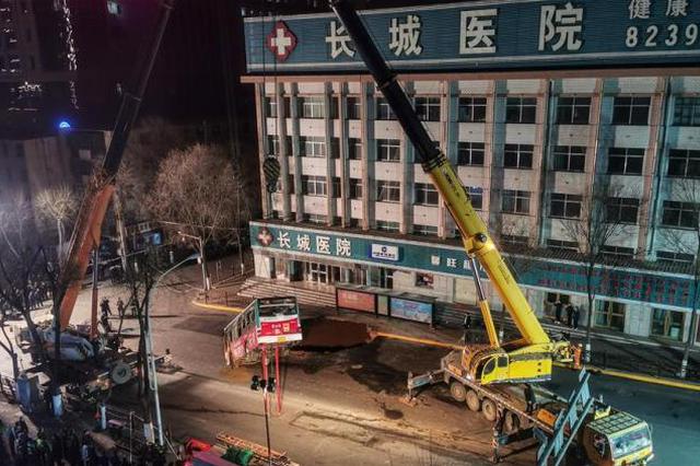 西宁南大街路面坍塌事故失联人数升至10人 医院收治15人
