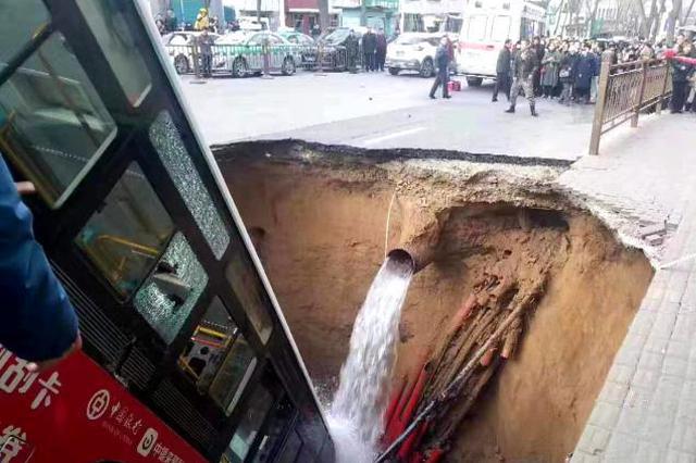 青海西宁路面塌陷公交车陷入大坑 2人失踪13人被送医