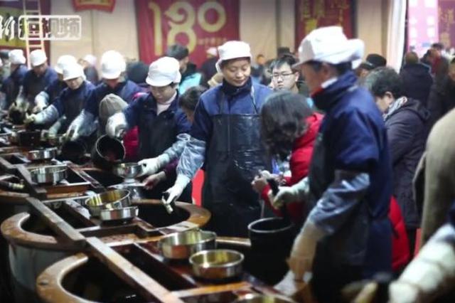 江苏镇江民众“打酱油”迎新年