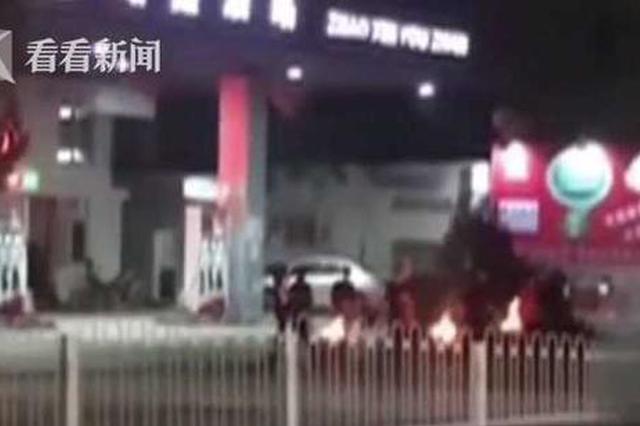 不要命了 员工下班后竟在加油站前烧纸钱拜神