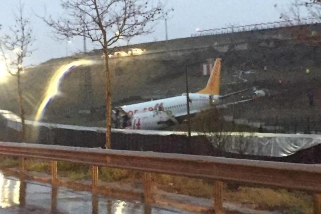 土耳其一客机降落时滑出跑道断成三截，造成至少120人受伤