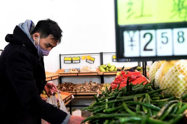 口罩、检测试剂、菜篮子，战“疫”必需品市场秩序怎样保障