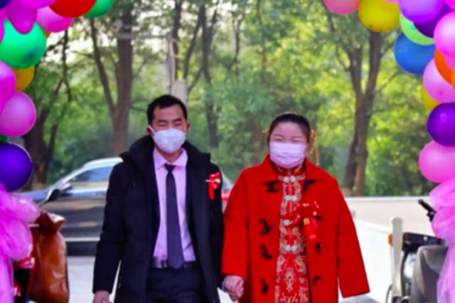 常州一小区卡口处的特殊婚礼：骑上红色摩托车接新娘！