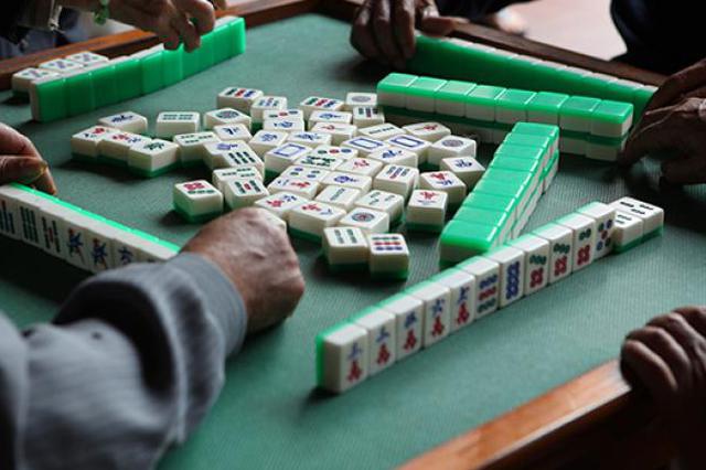 上海邻里四人疫情期间串门打麻将，被带回派出所写悔过书