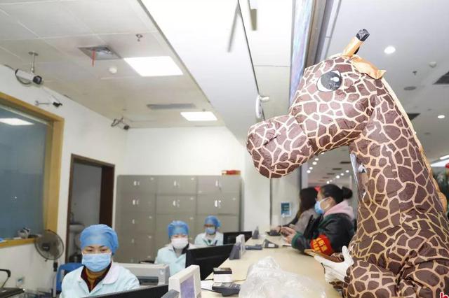 穿“长颈鹿”充气服能阻隔病毒？ 医生：没啥用！