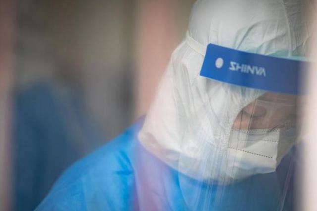 人民日报评论员：向奋战在一线的医务人员致敬