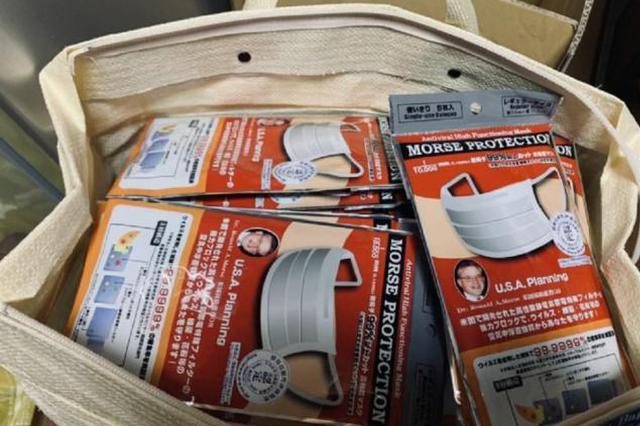 日本前首相鸠山由纪夫向南京大屠杀幸存者捐赠口罩