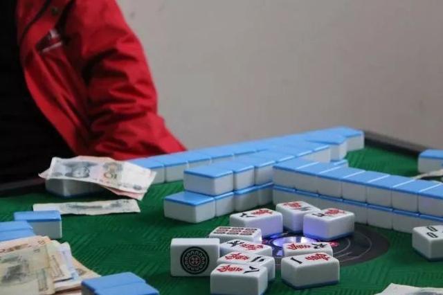 一家三口在家打麻将遭处理：乡长两次登门道歉