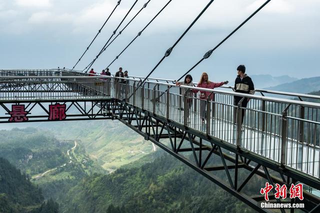 悬崖峭壁之上的“天空悬廊” 全透明玻璃铺设