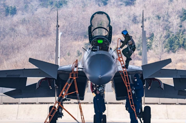 海天之翼 重器之魂——记海军航空大学某基地舰载机飞行教官群