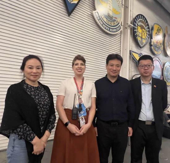 中国驻旧金山总领馆文化参赞王文辉(右一)、大黄蜂号航母博物馆CEO劳拉·菲斯(Laura Fies)(左二)与翟优、樊蕾伉俪