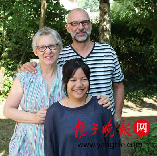养父母和现在的泰福佳。