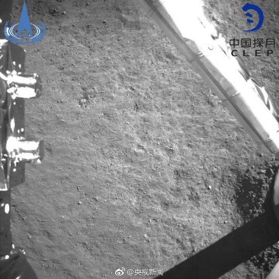 嫦娥四号探测器月球背面软着陆后降落相机拍摄的图像。